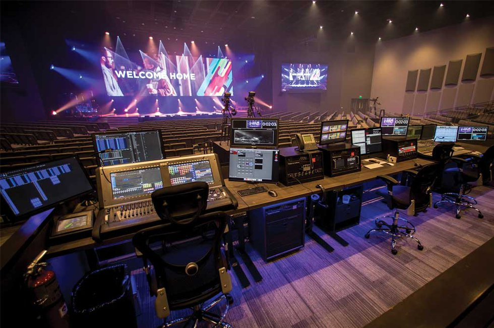 Engenheiro de áudio profissional trabalhando em mesa de som em estúdio